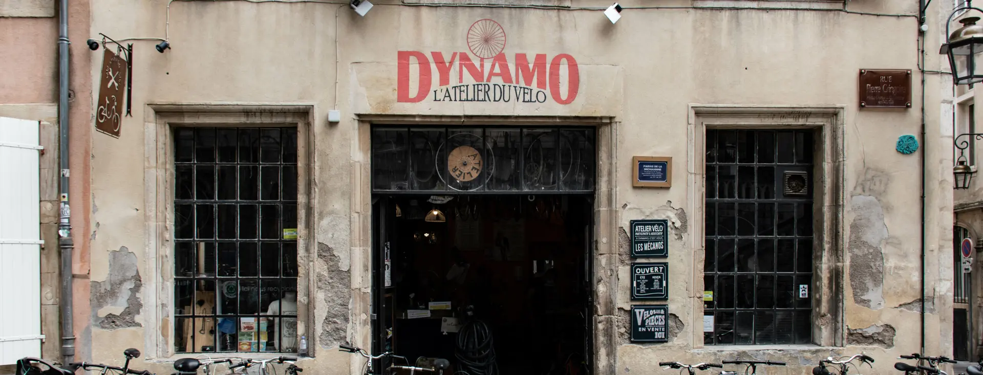 La devanture de l’atelier Dynamo, rue de Nancy, des vélos garés devant.