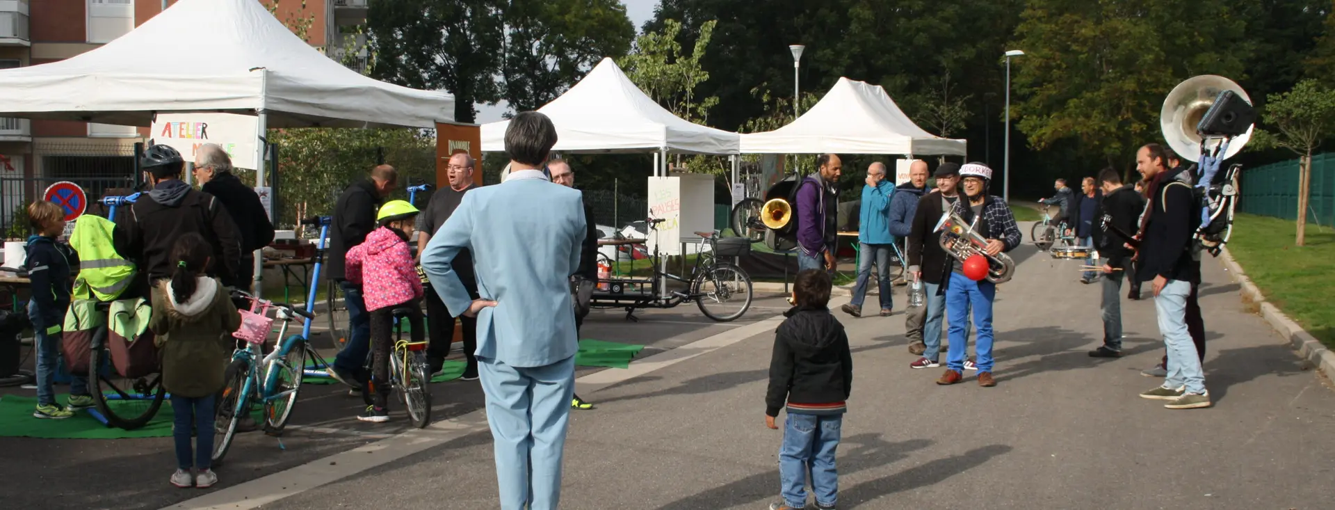 Un atelier mobile des Écollecteurs installé en extérieur, sous les arbres.