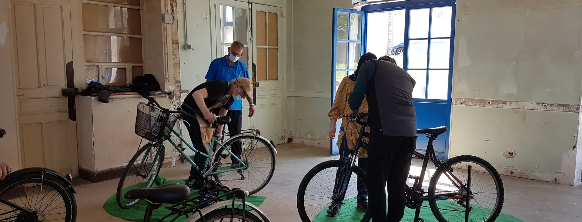 L’atelier Garobiclous sous barnum, plusieurs vélos en cours de réparation.