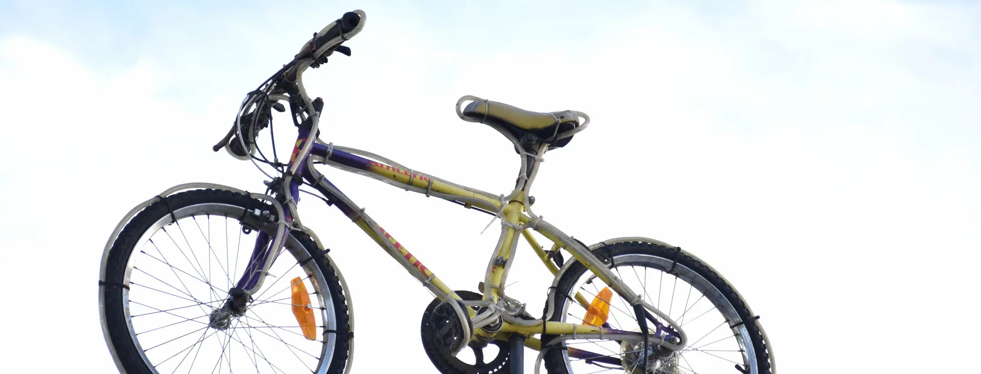 Un vélo d’enfant entièrement remis en état, photographié sur fond clair.